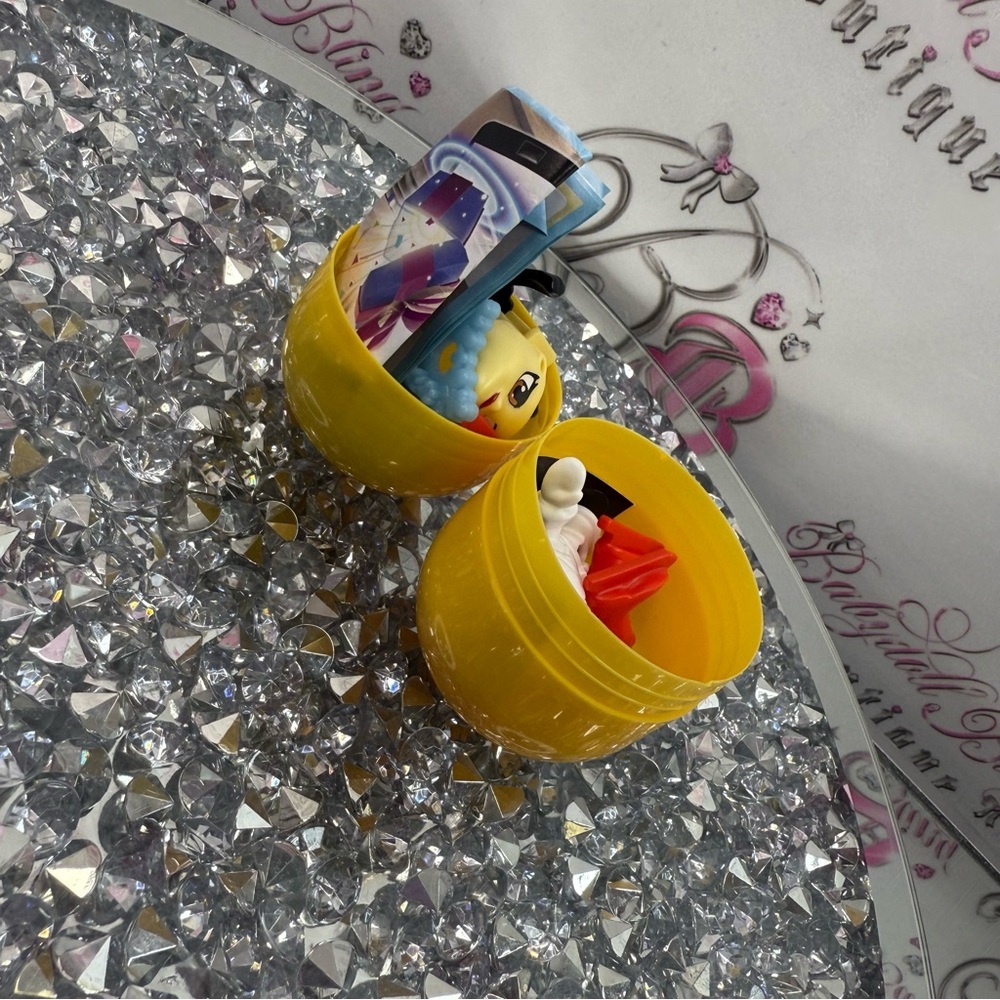 Kinder surprise egg toy Yellow Kids Toy Capsule with Red and White Accessories - Picture 2 of 3